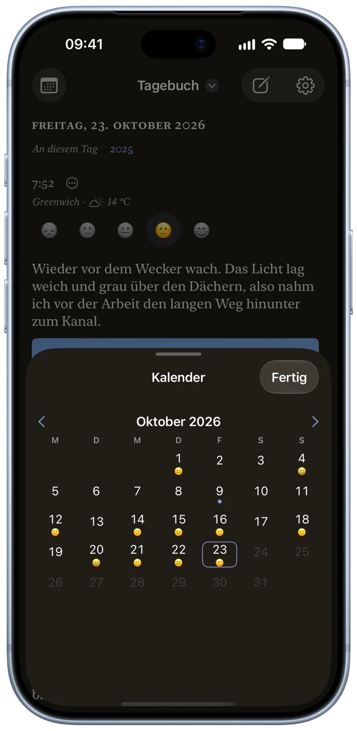 Der Kalender von Bifolio im Dunkelmodus auf einem iPhone: Oktober 2026, die Tage mit einem Eintrag markiert.