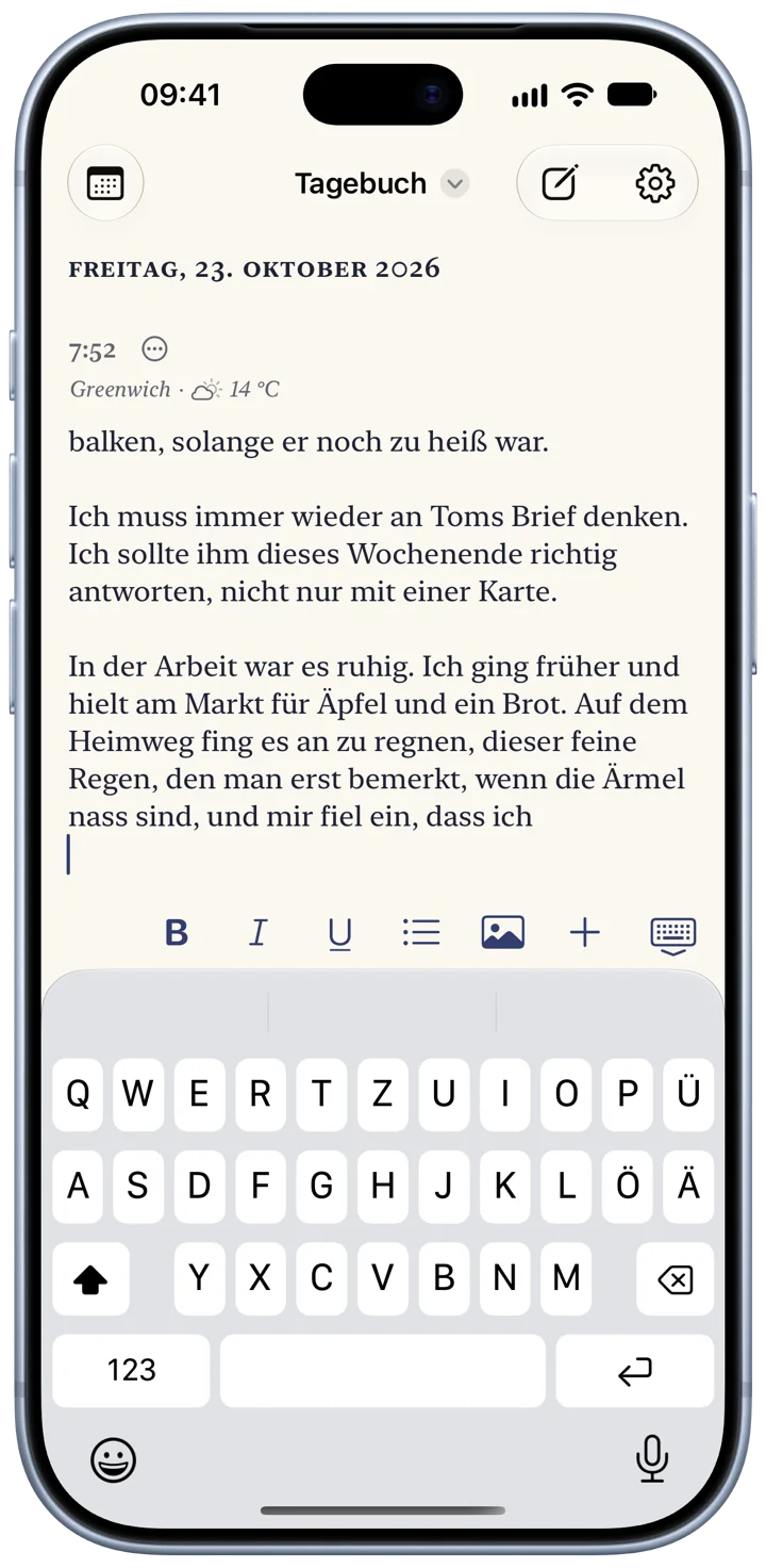 Ein Bifolio-Eintrag wird auf einem iPhone geschrieben: Die Tastatur ist eingeblendet, darüber die Formatierungsleiste.