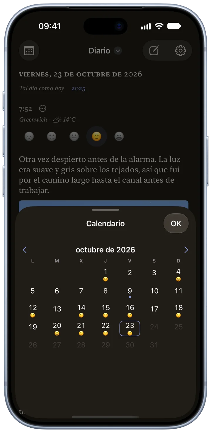 El calendario de Bifolio en modo oscuro en un iPhone: octubre de 2026, con marcados los días que tienen una entrada.