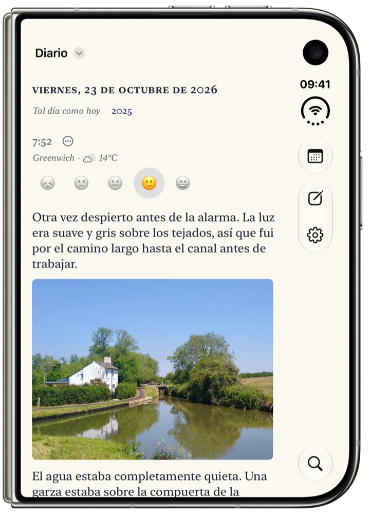 Bifolio en la pantalla exterior del iPhone Duo plegado: la página del viernes 23 de octubre, con la hora, el lugar y el tiempo, un estado de ánimo y el comienzo de la entrada del día.