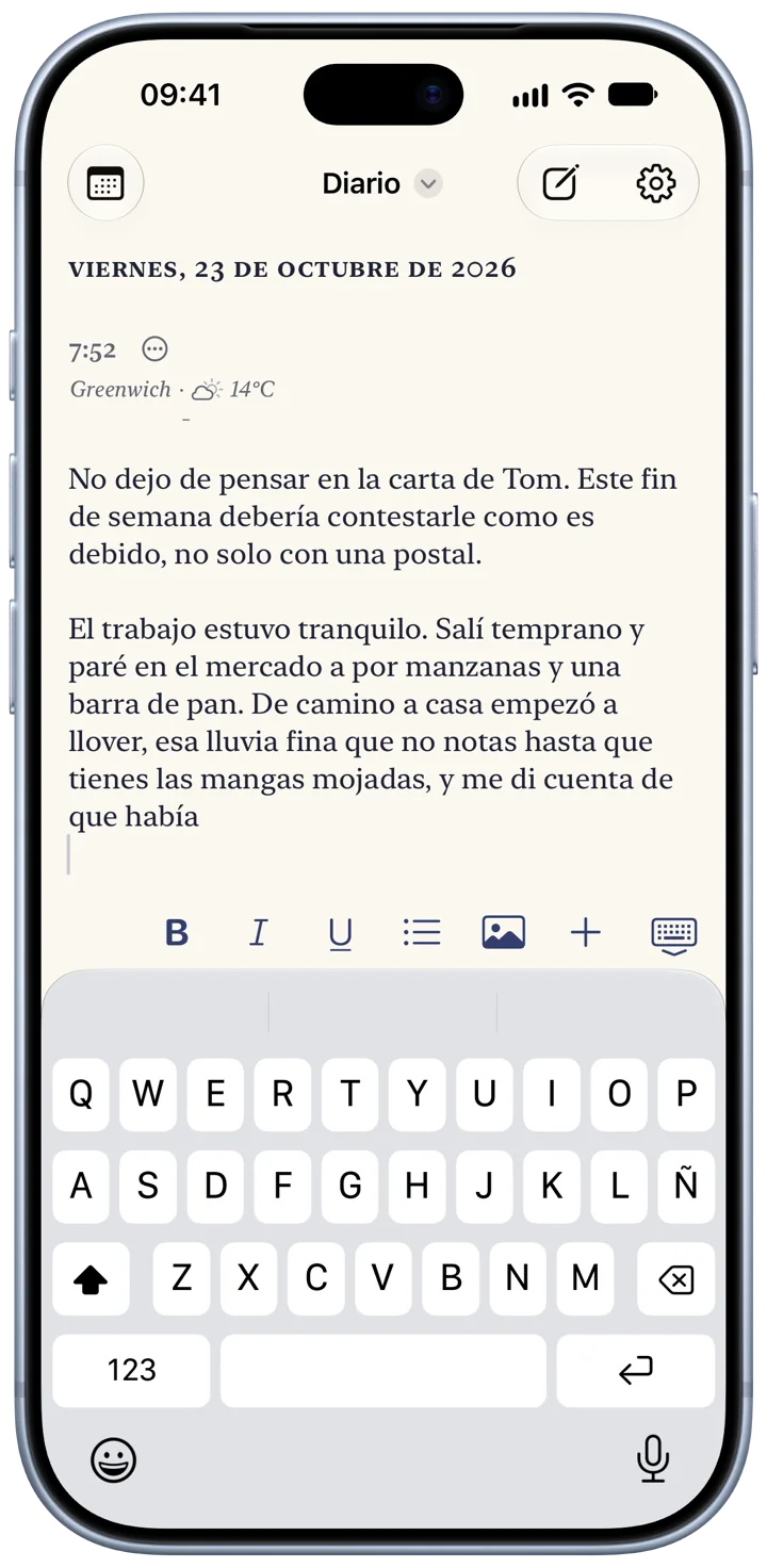 Una entrada de Bifolio escribiéndose en un iPhone, con el teclado abierto y la barra de formato encima.