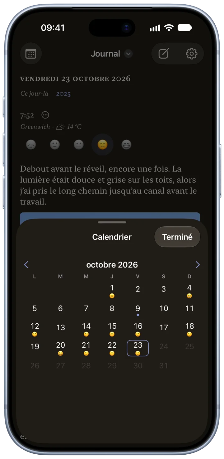 Le calendrier de Bifolio en mode sombre sur un iPhone : octobre 2026, avec les jours qui contiennent une entrée mis en évidence.