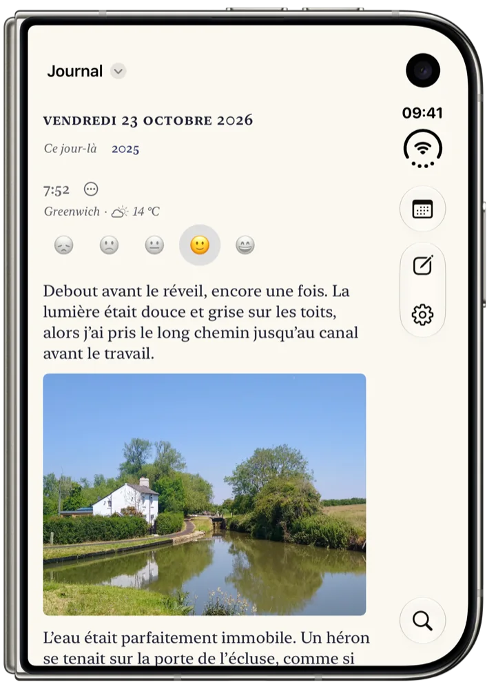 Bifolio sur l’écran extérieur de l’iPhone Duo plié : la page du vendredi 23 octobre, avec l’heure, le lieu et la météo, une humeur, et le début de l’entrée du jour.