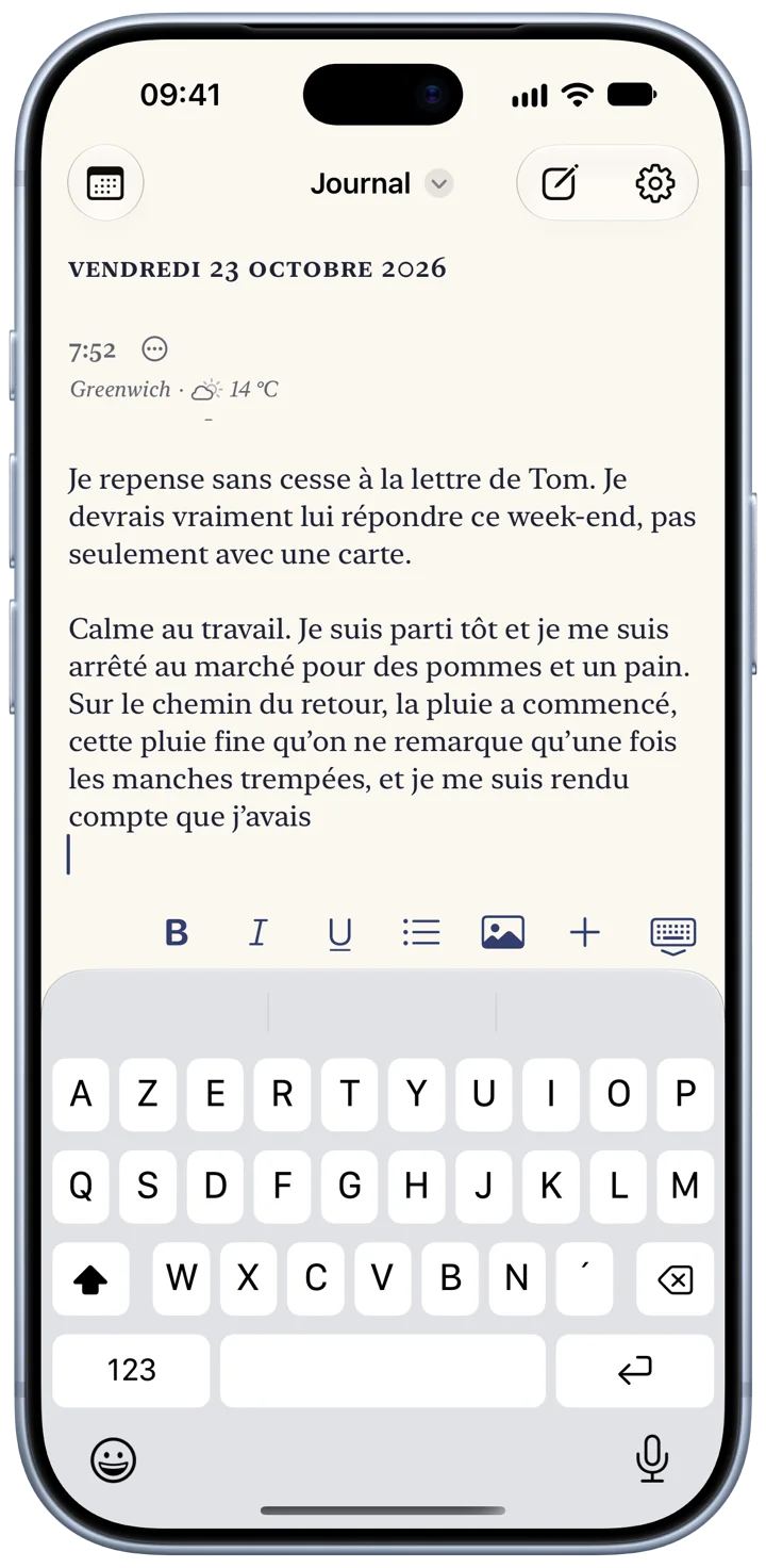 Une entrée Bifolio en cours d’écriture sur un iPhone, le clavier affiché et la barre de mise en forme au-dessus.