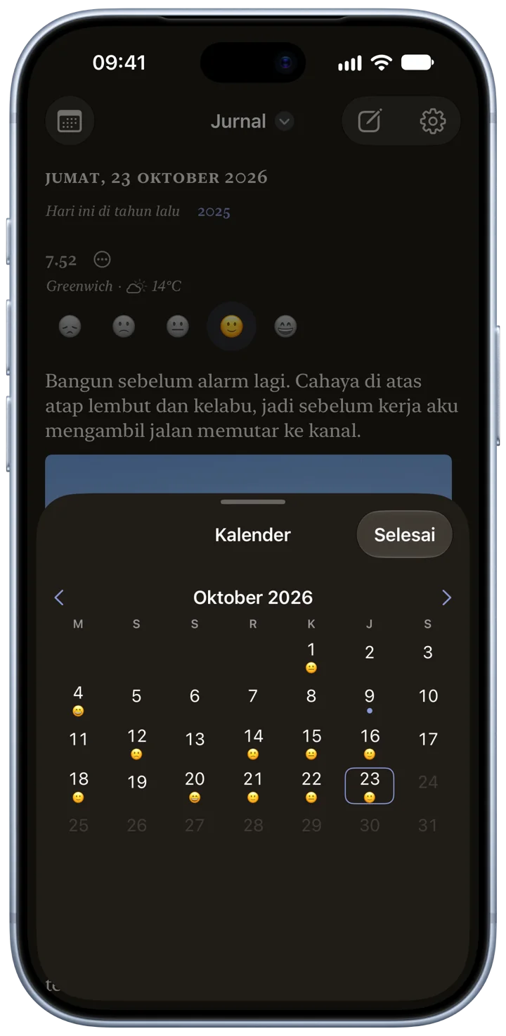 Kalender Bifolio dalam Mode Gelap di iPhone: Oktober 2026, dengan hari-hari yang berisi entri ditandai.