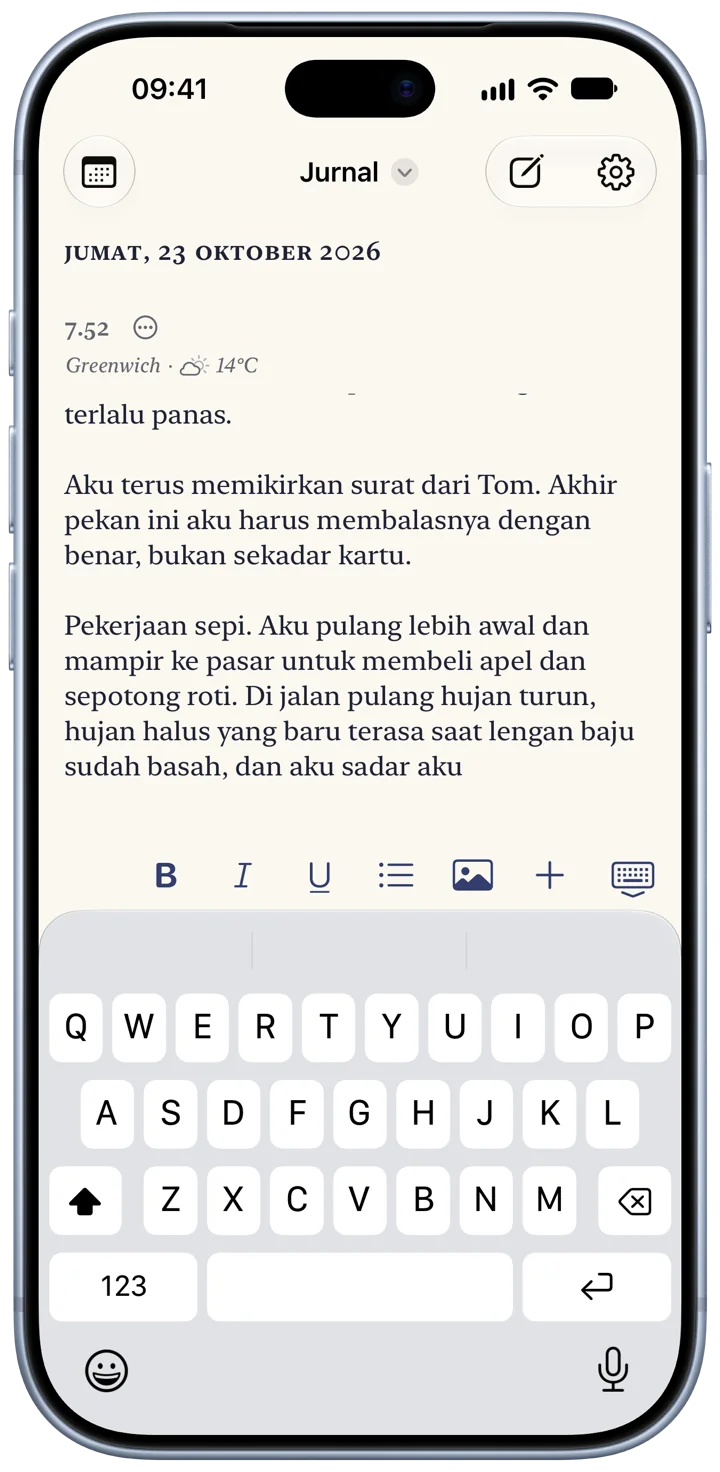 Entri Bifolio sedang ditulis di iPhone, dengan papan ketik terbuka dan bilah format di atasnya.