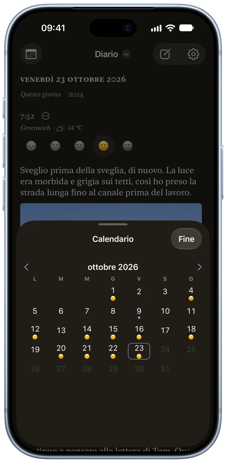 Il calendario di Bifolio in modalità Scura su un iPhone: ottobre 2026, con evidenziati i giorni che contengono una voce.