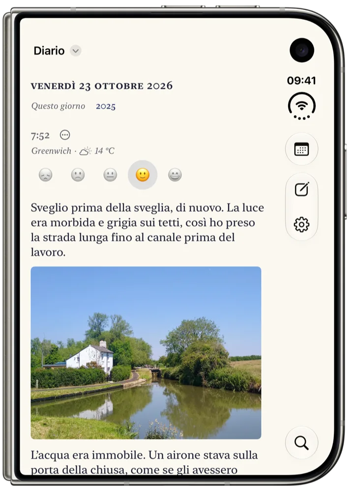 Bifolio sullo schermo esterno di iPhone Duo chiuso: la pagina di venerdì 23 ottobre, con l’ora, il luogo e il meteo, un umore e l’inizio della voce del giorno.