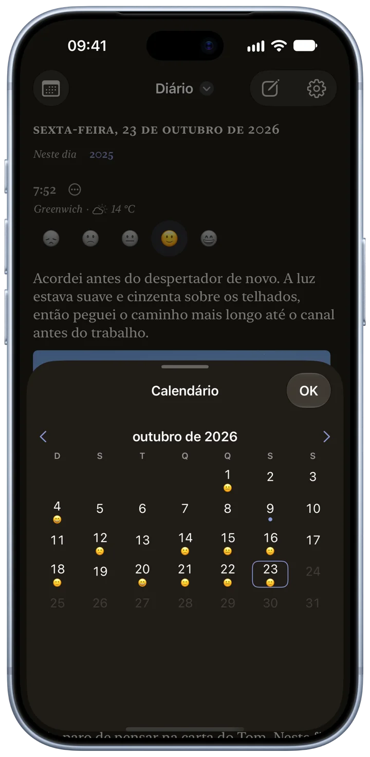 O calendário do Bifolio no Modo Escuro em um iPhone: outubro de 2026, com os dias que têm uma entrada marcados.
