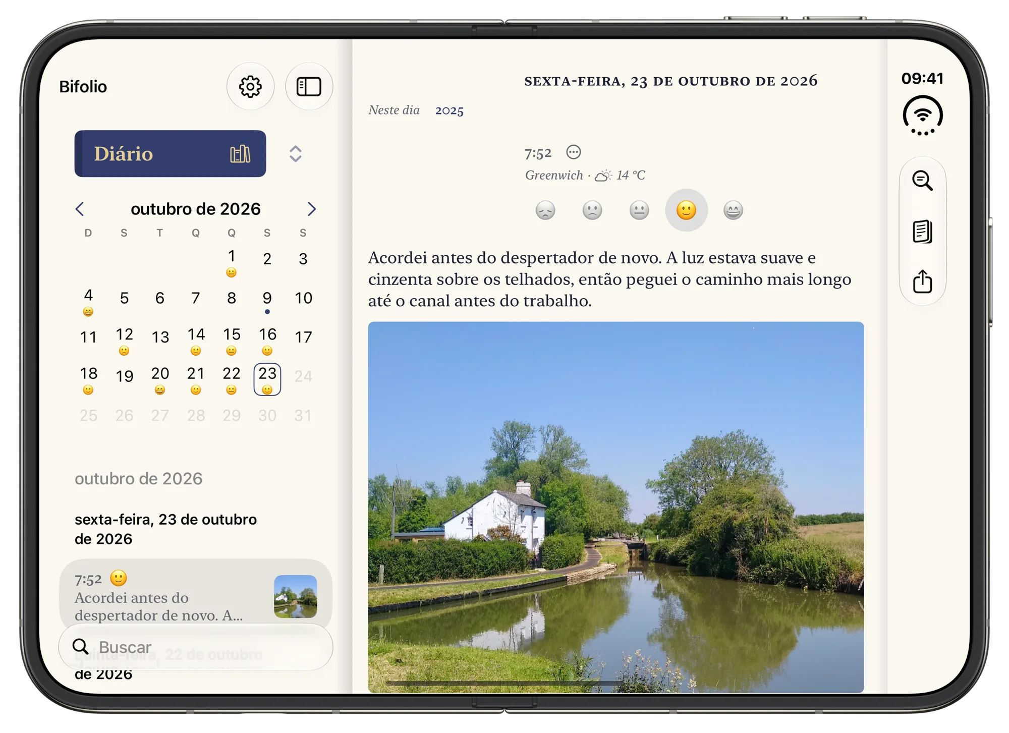 O Bifolio aberto em um iPhone Duo: o calendário do mês e as entradas do dia na folha da esquerda, sexta-feira, 23 de outubro, na da direita, com a fotografia de uma casa de guarda de eclusa à beira de um canal.