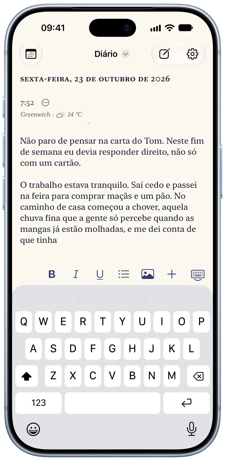Uma entrada do Bifolio sendo escrita em um iPhone, com o teclado aberto e a barra de formatação acima dele.