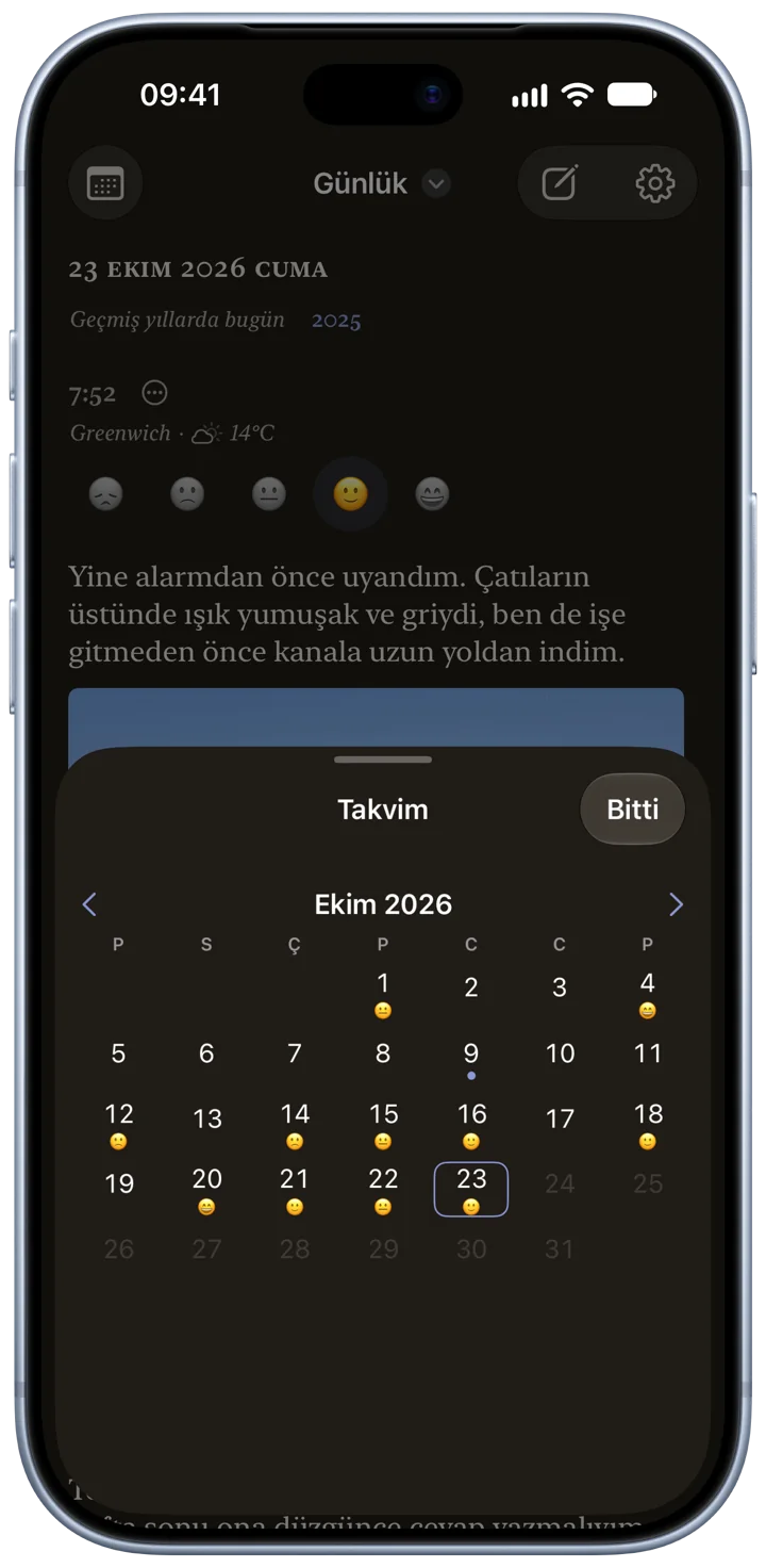 Bir iPhone’da, Karanlık Mod’da Bifolio takvimi: Ekim 2026, kayıt içeren günler işaretli.