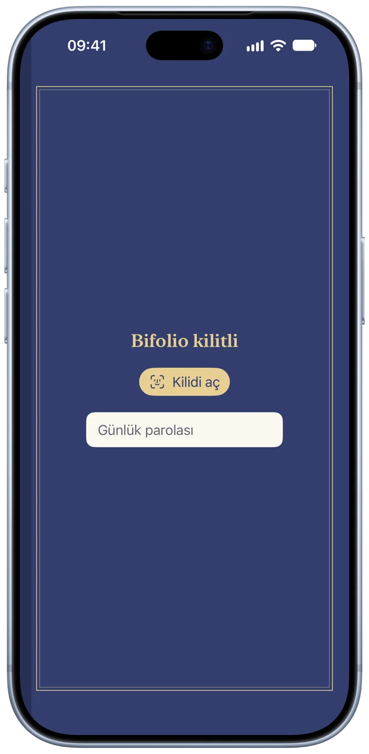 Bir iPhone’da kilitli Bifolio: günlük, kapalı, çivit renkli bir kitap olarak görünüyor; yanında Kilidi aç düğmesi ve günlük parolası alanı var.