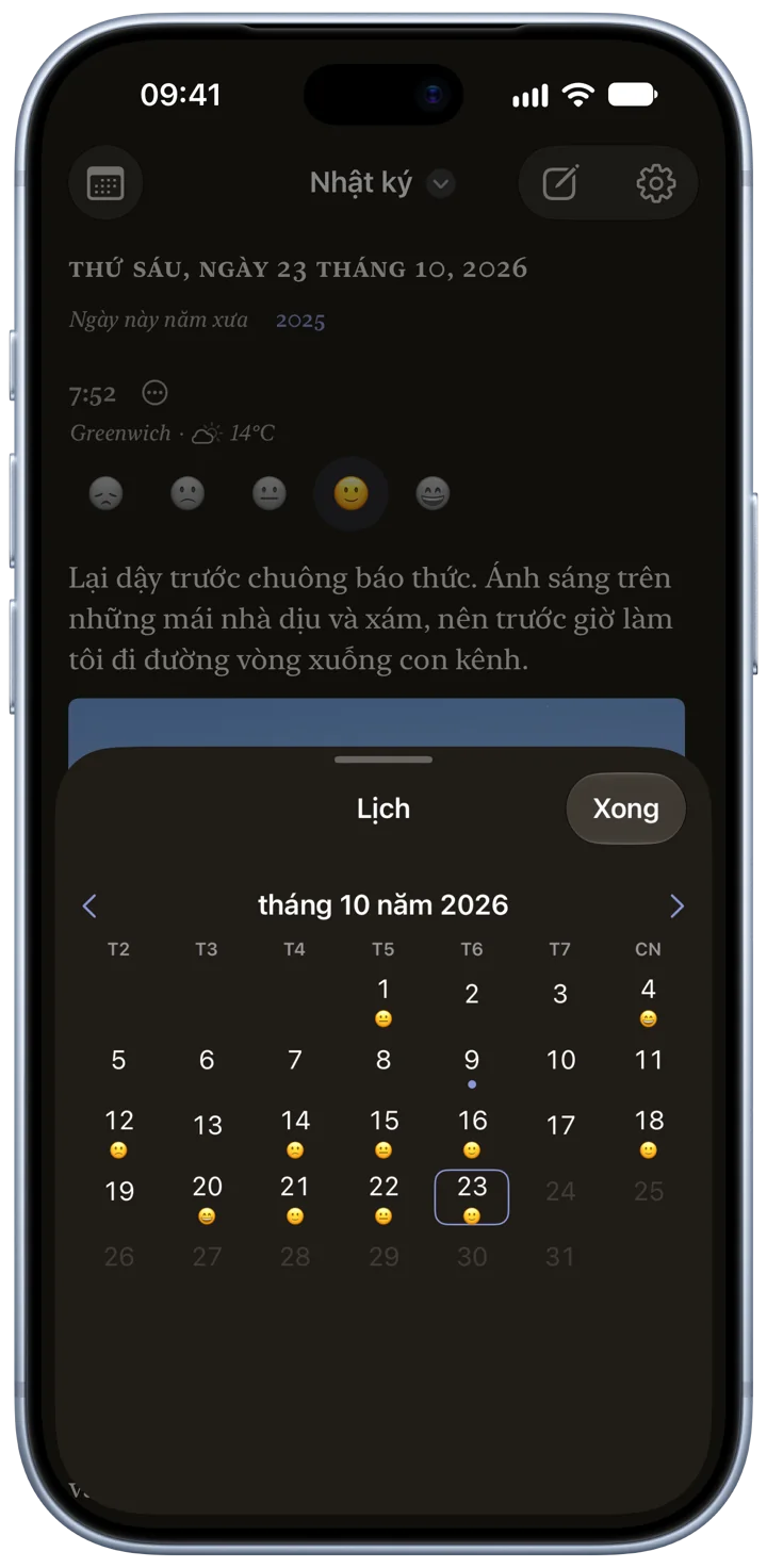 Lịch của Bifolio ở Chế độ tối trên iPhone: tháng 10 năm 2026, với những ngày có mục được đánh dấu.