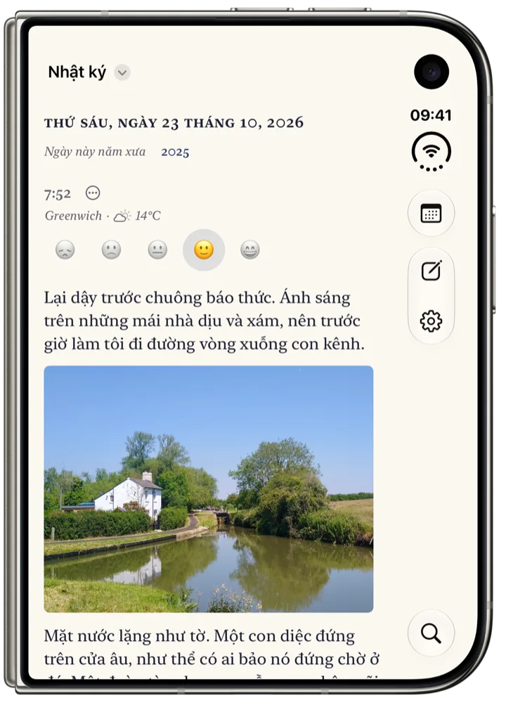 Bifolio trên màn hình ngoài của iPhone Duo khi gập: trang thứ Sáu, 23 tháng 10, với giờ, nơi chốn và thời tiết, một tâm trạng, và phần đầu của mục trong ngày.