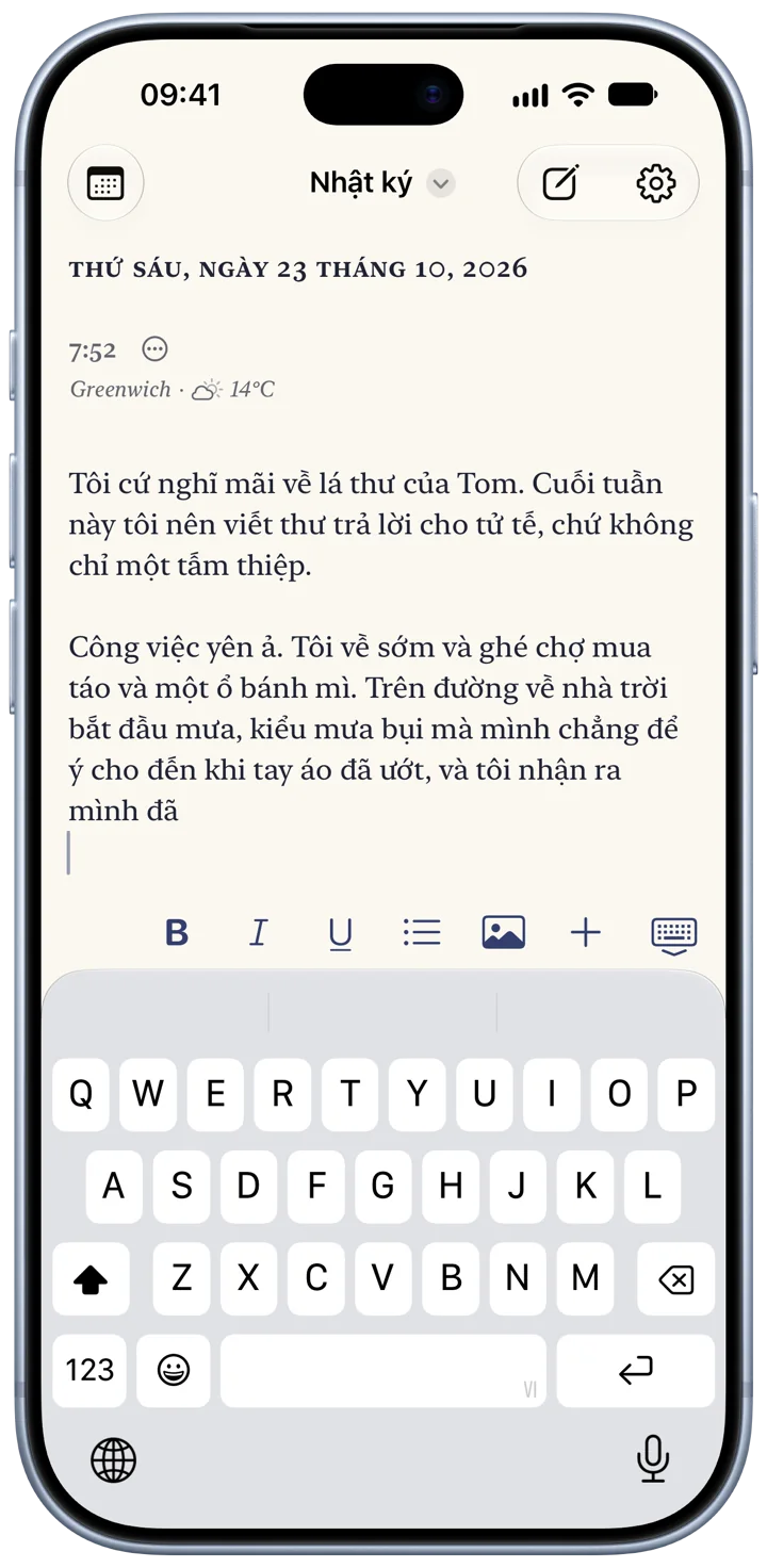 Một mục Bifolio đang được viết trên iPhone, với bàn phím đang mở và thanh định dạng phía trên.